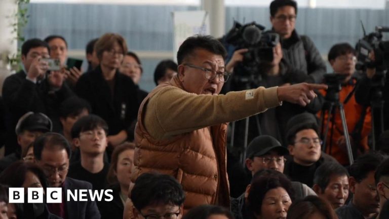 Duka dan kemarahan keluarga di bandara Korea Selatan