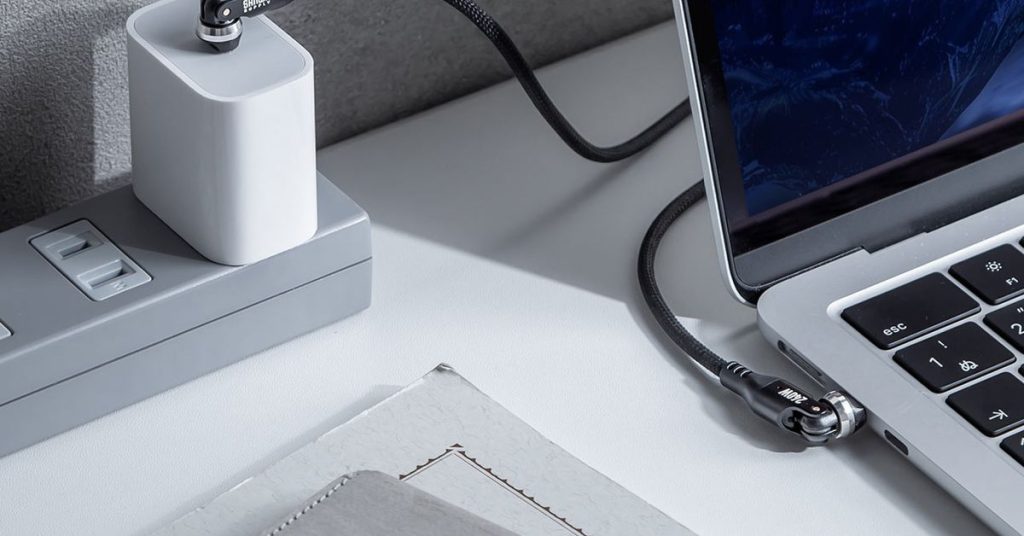 Kurangi ketegangan pada port Anda dengan kabel USB-C 240 yang dapat diputar dan ditekuk