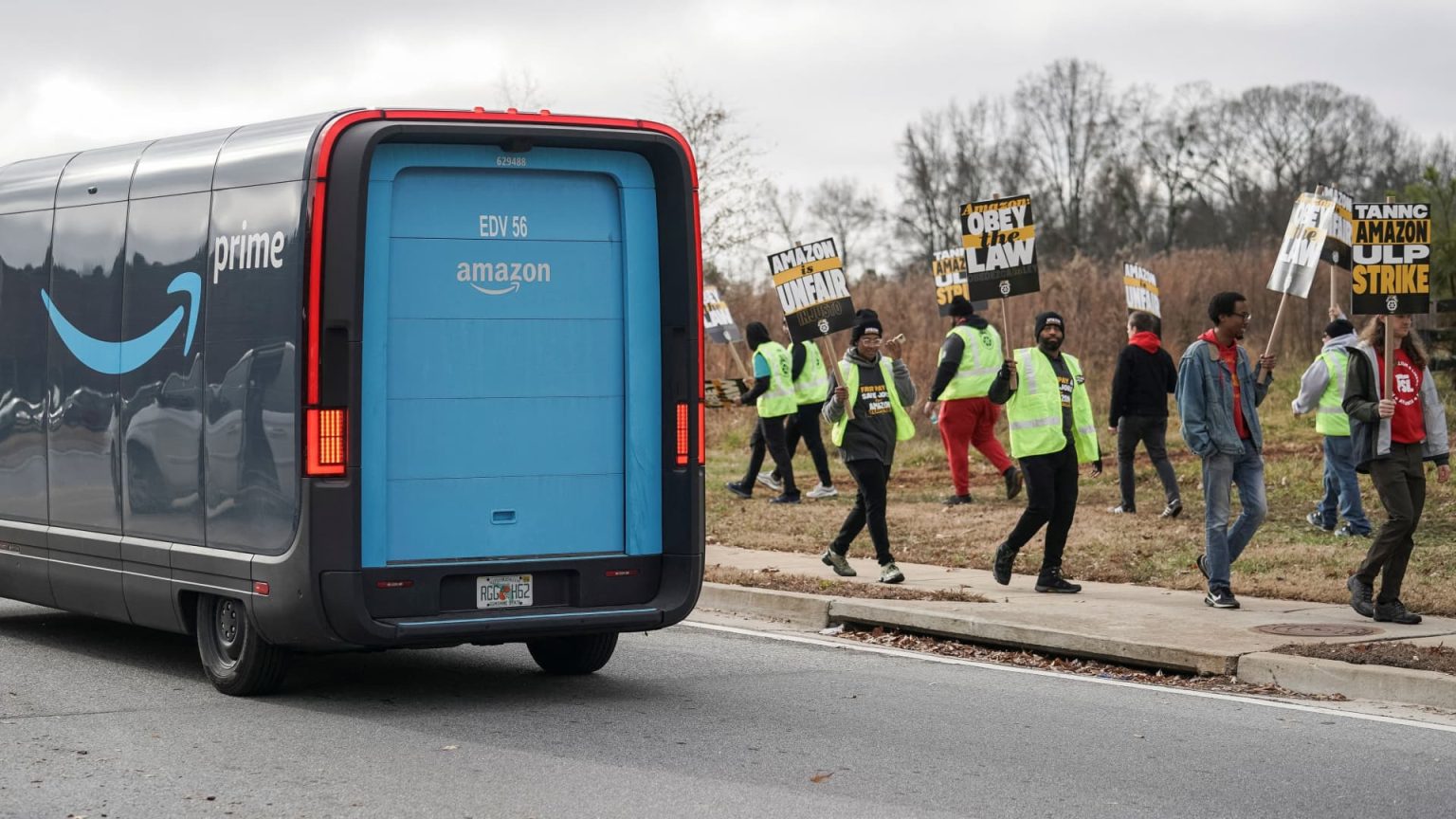 Pekerja Amazon mogok di tujuh fasilitas saat berbelanja di hari libur