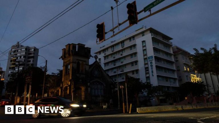 Puerto Rico jatuh ke dalam kegelapan karena pemadaman listrik pada Malam Tahun Baru