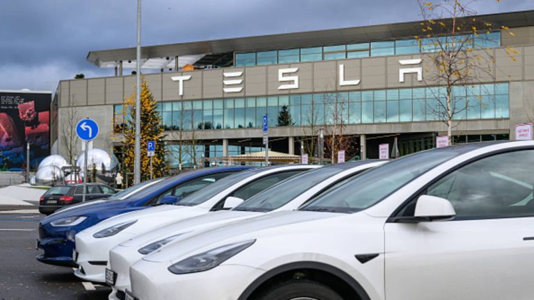 Saham Tesla turun 5%, terus merosot karena reli pasca pemilu kehilangan tenaga