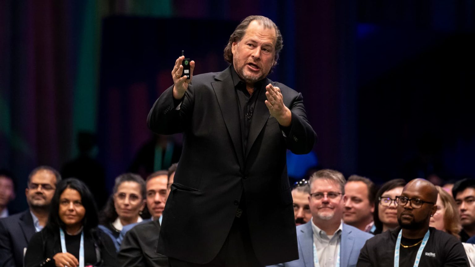 Salesforce akan mempekerjakan 2.000 orang untuk menjual produk AI, kata CEO Benioff