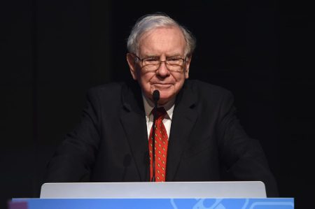 Warren Buffett, peringatan ‘Scoundrels’ dan ‘Fiscal Folly,’ memangkas paparannya terhadap saham AS