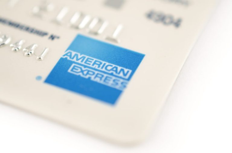 Amex melihat pertumbuhan belanja meningkat karena memproyeksikan penjualan yang optimis tahun ini