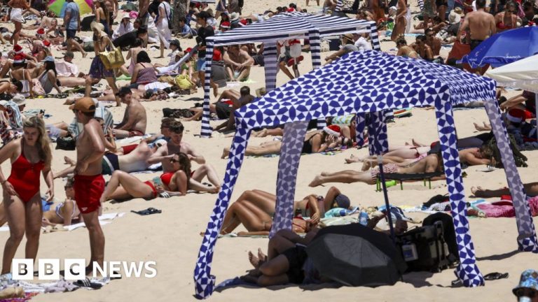 Bagaimana tenda pantai memicu perang wilayah di Australia