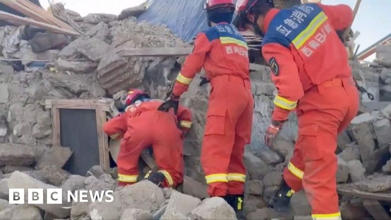 Berlomba untuk menemukan korban selamat setelah gempa mematikan di Tibet