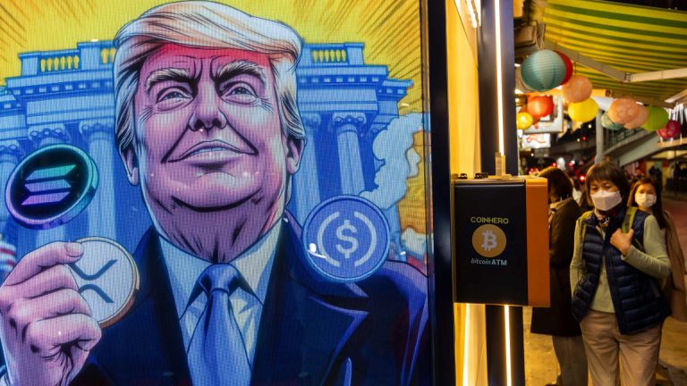 Bitcoin tergelincir, token Trump anjlok lebih dari 20% saat pasar kripto mendingin