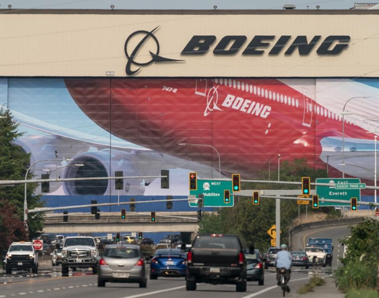 Boeing melaporkan kerugian besar, seperti yang dikatakannya, dan stoknya melonjak