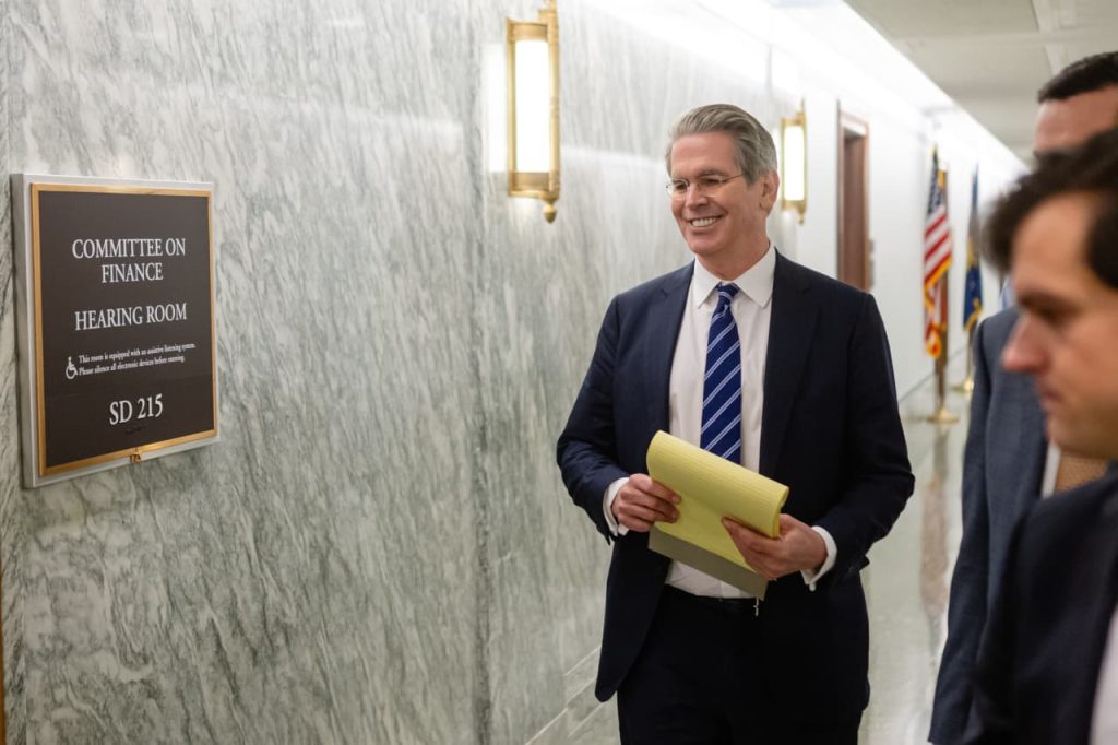 Calon Menteri Keuangan Trump, Scott Bessent, menghadapi sidang konfirmasi Senat. Berikut 5 hal yang perlu diperhatikan.