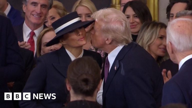 Ciuman udara yang canggung saat Trump memasuki Capitol untuk bertepuk tangan