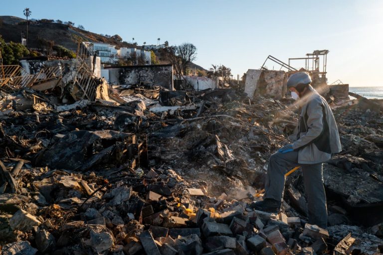 Cuaca ekstrem seperti kebakaran hutan di California telah meningkatkan biaya asuransi pemilik rumah. Sekarang kita tahu berapa banyak tambahan yang mereka bayarkan.