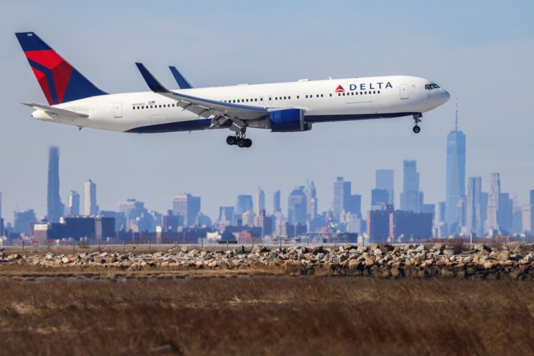 Delta Air Lines mengumumkan asisten bertenaga AI di aplikasi selulernya dan YouTube Premium dan Musik gratis di CES 2025