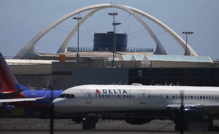 Delta Air bertaruh pada tahun 2025 yang kuat didorong oleh permintaan akan perjalanan premium