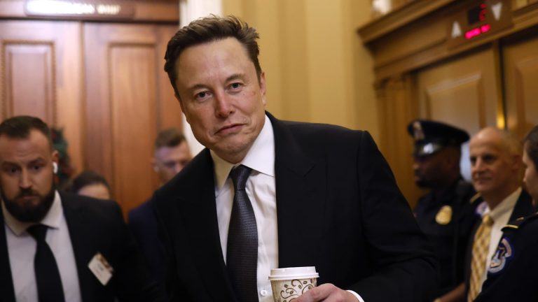 Elon Musk bertanya apakah AS harus ‘membebaskan Inggris’