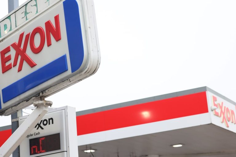 Exxon Mobil memperingatkan bahwa harga minyak yang lebih rendah dan margin penyulingan yang lebih ketat akan membebani pendapatan