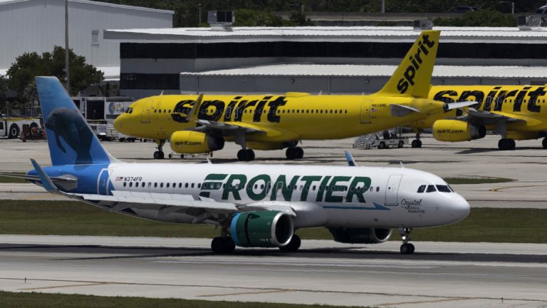 Frontier Airlines mengusulkan penggabungan dengan sesama roh operator anggaran