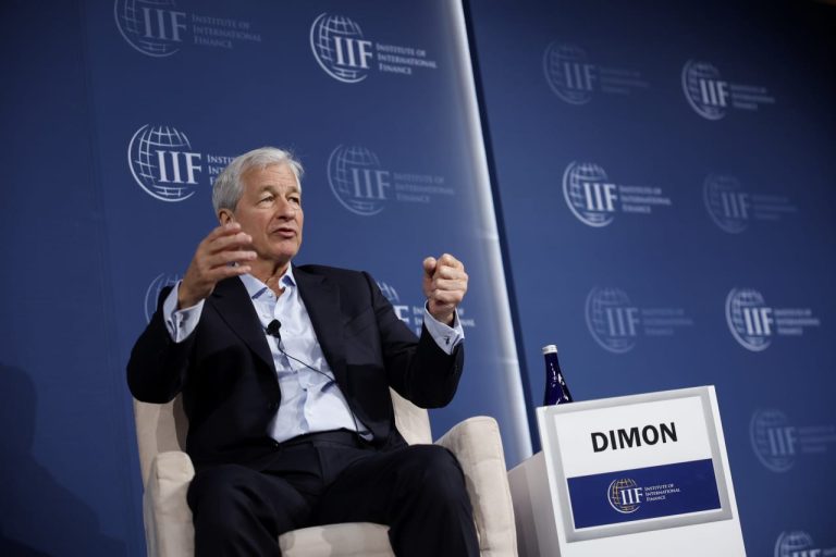 Jamie Dimon mengatakan masyarakat harus melupakan tarif. Dengan  juta, dia bisa.