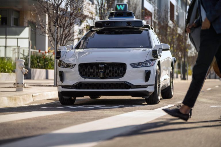 Kami berbicara dengan pria yang terjebak di robotaxi Waymo dalam keadaan yang memusingkan