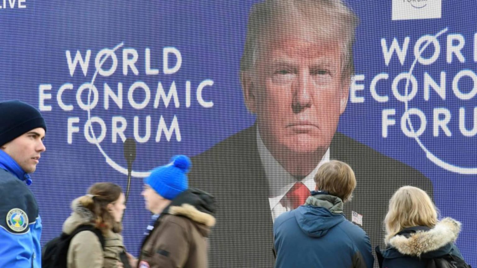 Trump berbicara kepada Davos, ketika tarif dan DEI menarik perhatian