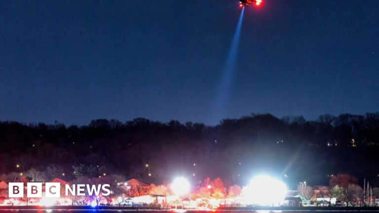 Kematian dilaporkan sebagai jet American Airlines bertabrakan dengan helikopter