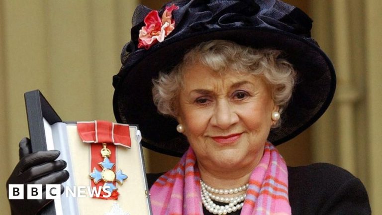 Legenda akting Dame Joan Ploughright meninggal pada usia 95 tahun