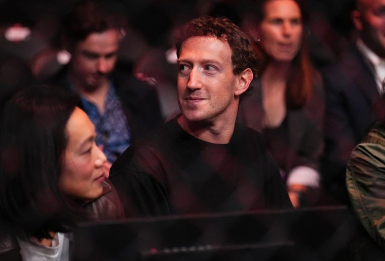 Mark Zuckerberg memberi izin kepada tim Llama Meta untuk melatih karya berhak cipta, mengajukan klaim