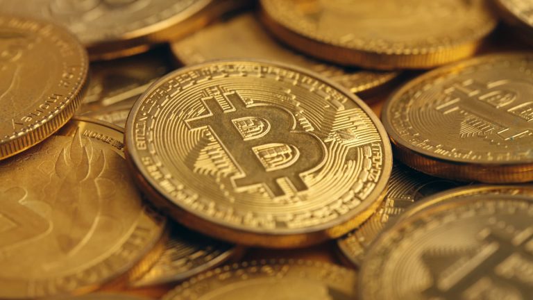 Mata uang kripto naik di awal minggu, bitcoin melonjak di atas 2,000