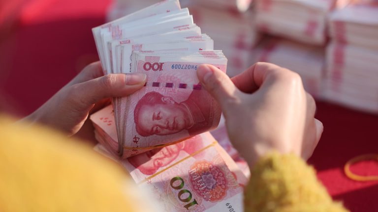 Melemahnya yuan menguji tekad Beijing ketika ancaman tarif Trump semakin meningkat