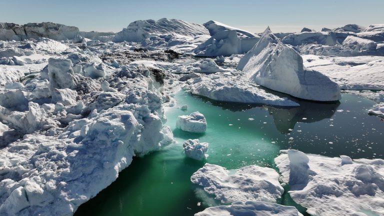 Mencairnya es di Greenland membuka jalan bagi ‘demam emas’ mineral