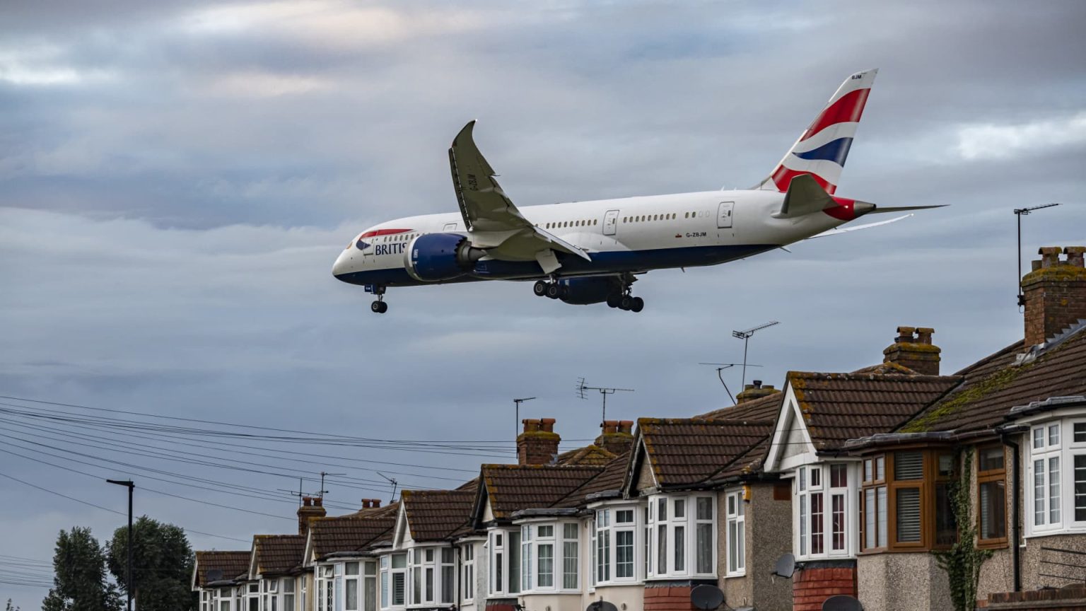 Menteri Keuangan Inggris mendukung perluasan bandara Heathrow London