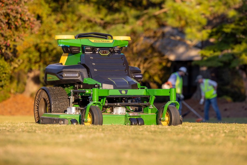 Mesin pemotong rumput robot baru John Deere akan hadir untuk pekerjaan penata taman