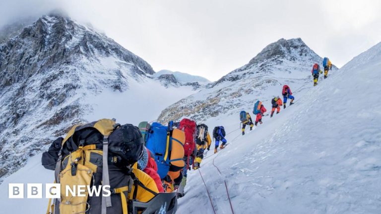 Nepal memukul pendaki dengan biaya izin yang lebih tinggi