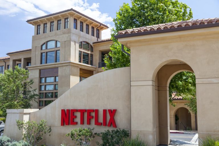 Netflix terus menentang mereka yang ragu. Sekarang ada yang mengira sahamnya bisa melonjak 56%.