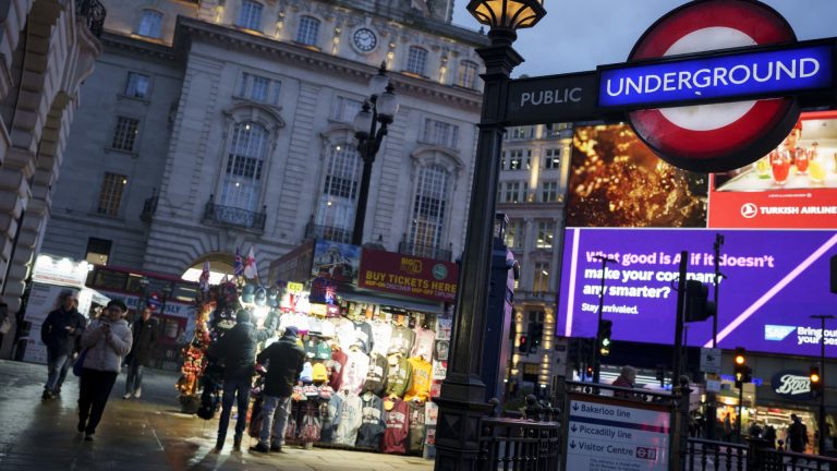 Para pedagang menambah taruhan penurunan suku bunga Bank of England setelah guncangan data