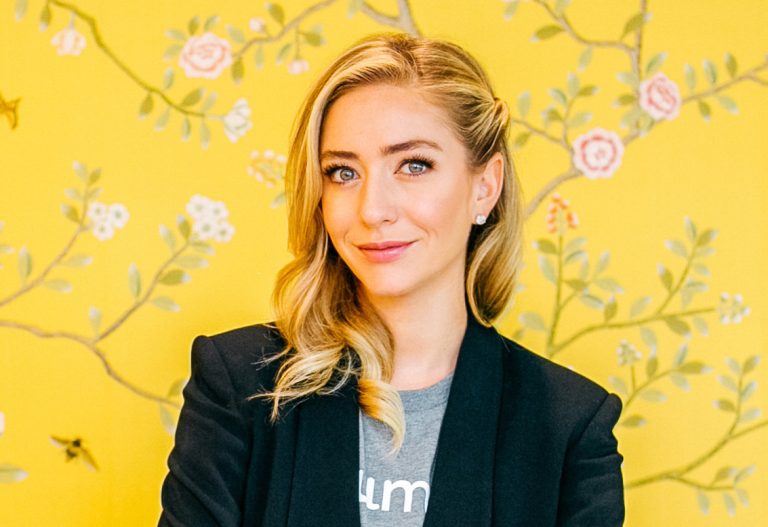 Pendiri Bumble Whitney Wolfe Herd akan merebut kembali posisi CEO pada bulan Maret