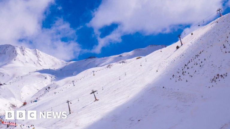 Runtuhnya lift ski melukai sedikitnya 30 orang