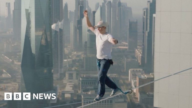 Saat slackliner menaklukkan jalan raya di antara menara Dubai