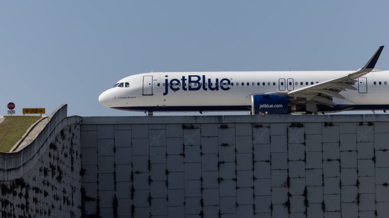 Saham JetBlue jatuh 25% setelah Outlook yang mengecewakan