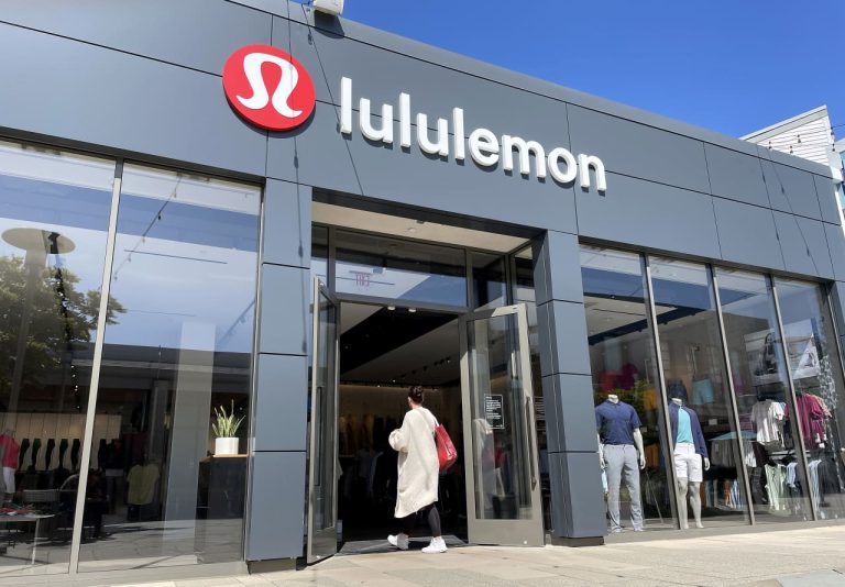 Saham Lululemon melonjak karena penjualan liburan yang kuat menunjukkan permintaan meningkat