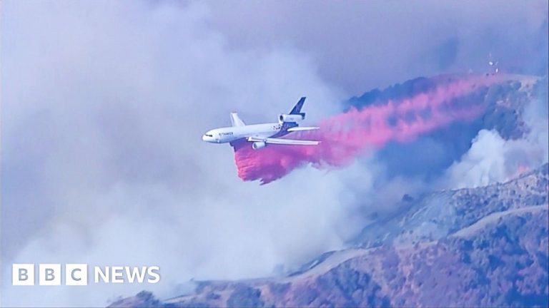 Saksikan: Awan air dalam jumlah besar dan bahan penghambat api dibuang ke kebakaran hutan di LA