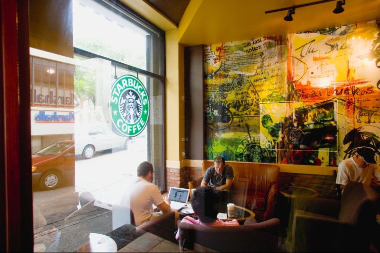 Starbucks Membalikkan Kebijakan Pintu Terbuka, Hanya Membayar Pelanggan