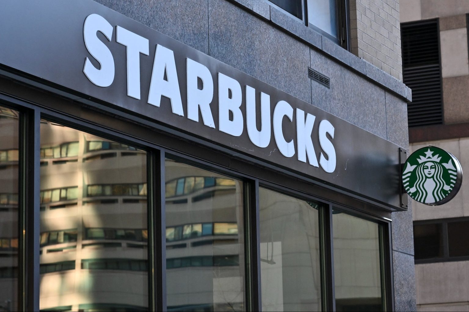 Starbucks Merencanakan PHK Perusahaan Mulai Bulan Maret