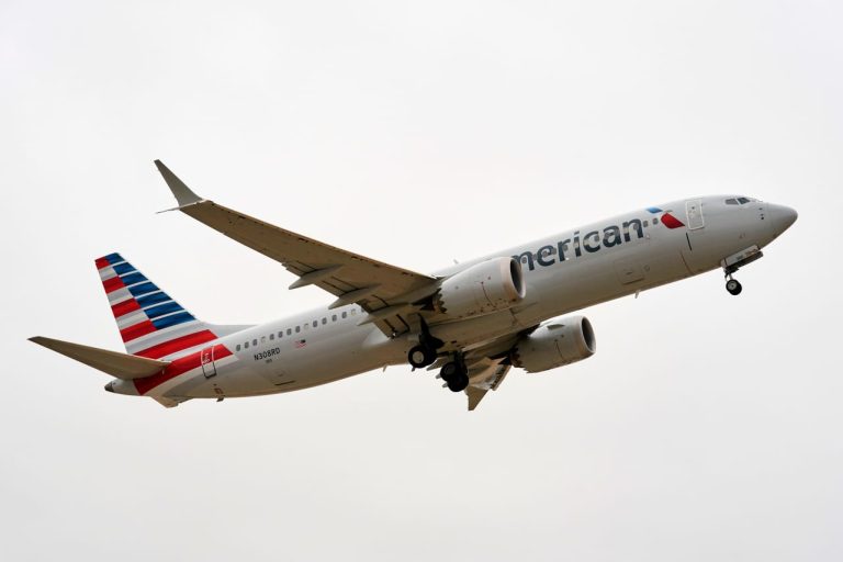 Stok penerbangan dalam fokus setelah tabrakan yang mematikan. Stok American Airlines menurun.