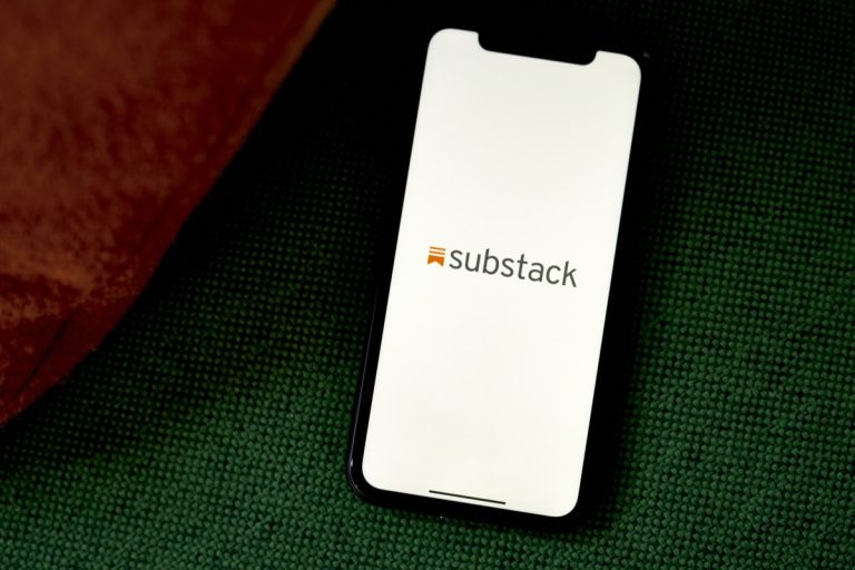 Substack memperkenalkan jaminan pendanaan  juta untuk menarik pembuat konten agar bermigrasi ke platformnya