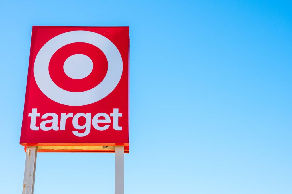 Target bergabung dengan Walmart dalam menarik kembali Dei. Tapi pengecer besar ini dan pemegang sahamnya tetap berada di kursus.