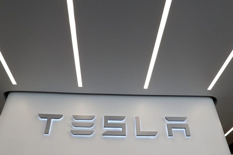 Tesla bertindak seperti stok AI. Haruskah investor lebih fokus pada tren mobil?