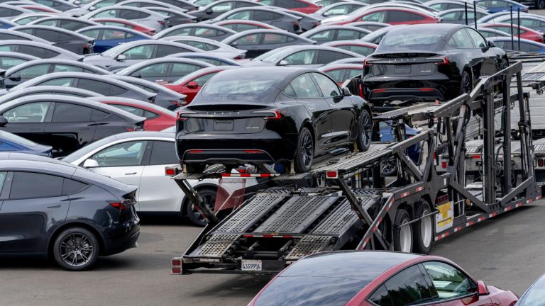 Tesla menarik kembali 239.000 kendaraan di AS karena kegagalan kamera spion