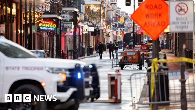 Tiang keamanan dilepas untuk diperbaiki sebelum serangan di New Orleans