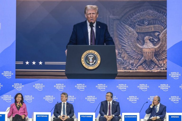 Trump di Davos mengatakan dia akan menuntut penurunan suku bunga. Ini merupakan pukulan baru bagi The Fed.