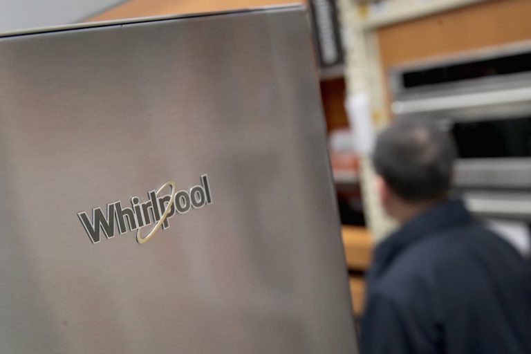 Whirlpool berayun ke kerugian dan panduan untuk lebih banyak kelemahan pada tahun 2025, mengirimkan stok ke bawah